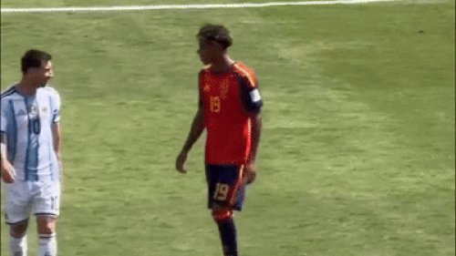Messi và Yamal trò chuyện giữa trận.