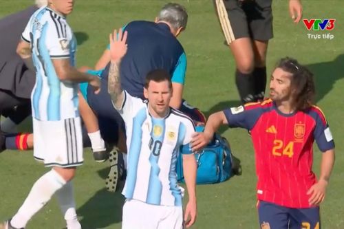  Khoảnh khắc Messi giơ tay "mách" Marc Cucurella dùng tay che miệng, song trọng tài quyết định hậu vệ Tây Ban Nha không phạm lỗi.