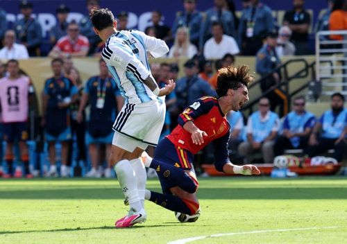  Leandro Paredes có thể phải nhận thẻ đỏ sau liên tiếp những tình huống phạm lỗi. 