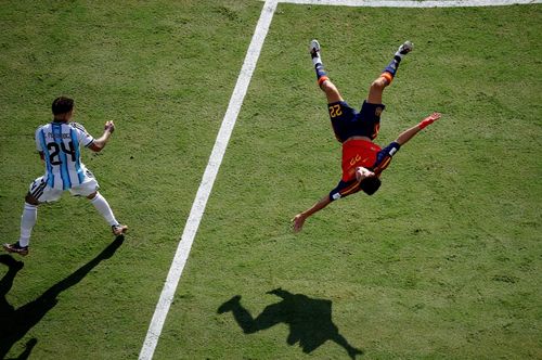  Enzo nhận thẻ vàng thứ hai sau pha phạm lỗi với Pau Cubarsi. Ảnh: Brian Snyder/Reuters. 
