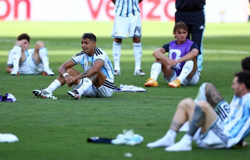 Tây Ban Nha vô hiệu hóa hàng công Argentina bằng khả năng kiểm soát không gian và phản pressing hiệu quả.