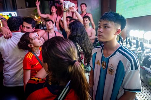 Giữa biển người khoác sắc đỏ vàng đang vỡ òa trong niềm vui chiến thắng của Tây Ban Nha, một CĐV Argentina lặng lẽ đứng im, ánh mắt hướng về màn hình với vẻ thất thần.