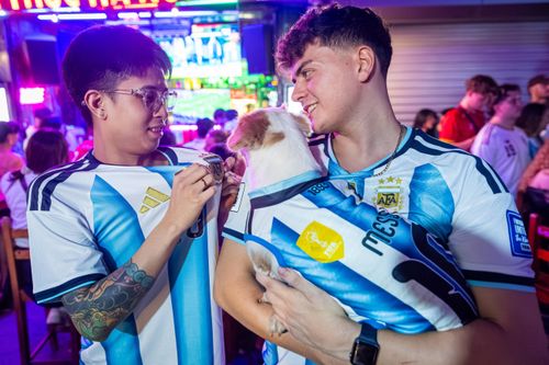 Du khách Thomas đến từ Argentina đưa chú cún cưng tới phố Tạ Hiện để hòa cùng bầu không khí của trận cầu kinh điển. Chú cún được diện chiếc áo đấu của tuyển Argentina, thu hút sự chú ý của nhiều người hâm mộ đội nhà.