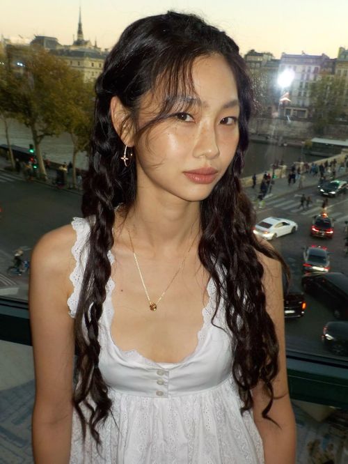 Jung Ho Yeon sinh năm 1994, khởi đầu với nghề người mẫu và từng giành vị trí á quân Korea’s Next Top Model. Sau khi phát triển sự nghiệp tại New York, cô trình diễn cho nhiều nhà mốt lớn như Louis Vuitton, Chanel, Fendi và Miu Miu. Năm 2021, Jung Ho Yeon nổi tiếng toàn cầu nhờ vai Kang Sae Byeok trong Squid Game, đồng thời giành giải của Nghiệp đoàn Diễn viên Màn ảnh Mỹ và nhận đề cử Emmy. Ảnh: @Junghoyeon.