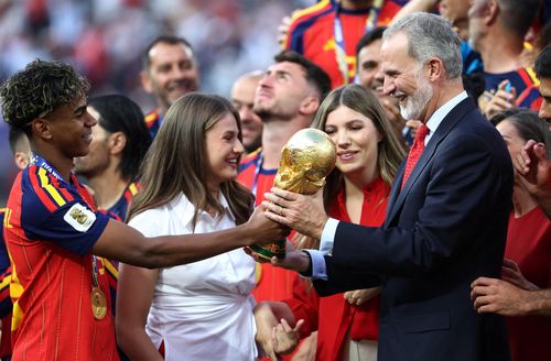  Vua Felipe VI được ngôi sao bóng đá Lamine Yamal trao chiếc cúp vô địch để ăn mừng cùng đội tuyển quốc gia Tây Ban Nha. Ảnh: Mark J Rebilas/Reuters. 