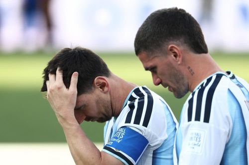 Tây Ban Nha khóa chặt Messi bằng khả năng kiểm soát và pressing đồng bộ.