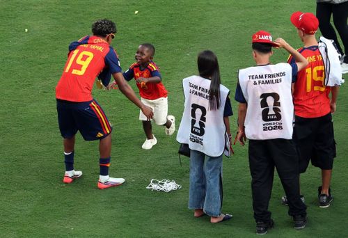  Yamal luôn thể hiện tình yêu thương với em trai nhỏ. 