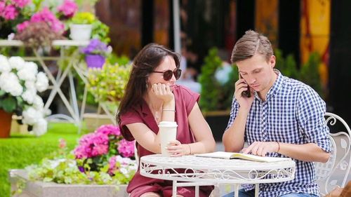 Yêu và ghét tồn tại song song trong các mối quan hệ thân thiết. Ảnh: Vecteezy.