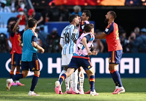 Cầu thủ hai đội phải can ngăn Rodri và Otamendi. Ảnh: Reuters.