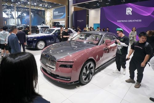 Theo FAW, dòng sản phẩm Hongqi Golden Sunflower đã bán được 1.100 chiếc trong năm 2024 và tăng lên 1.400 xe vào năm 2025, vượt doanh số Rolls-Royce tại thị trường Trung Quốc trong cùng giai đoạn.