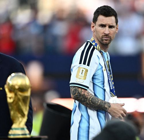  Khoảnh khắc Messi ngoái nhìn cúp vàng World Cup 2026 gợi lại ký ức buồn. Ảnh: Reuters. 