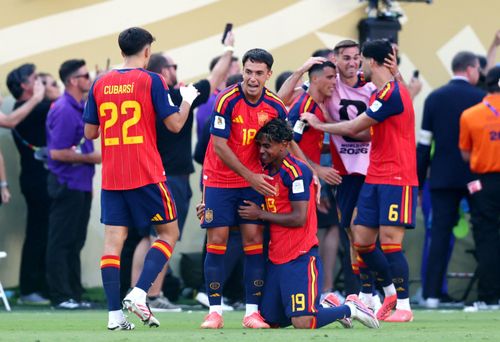  Với Zubimendi, hành trình ấy chỉ kéo dài một kỳ World Cup. Từ một "tân binh" mang phù hiệu ra mắt đến nhà vô địch thế giới, tiền vệ của Arsenal đã viết nên một trong những câu chuyện đáng nhớ nhất tại World Cup 2026. Ảnh: Vincent Carchietta/Reuters.
