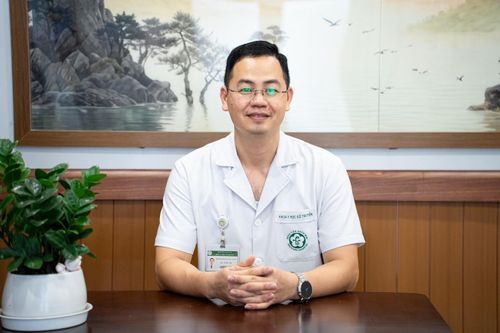 Thạc sĩ, bác sĩ Hoàng Duy Luân, khoa Y học cổ truyền, Bệnh viện Bạch Mai. Ảnh: Trần Hiền.