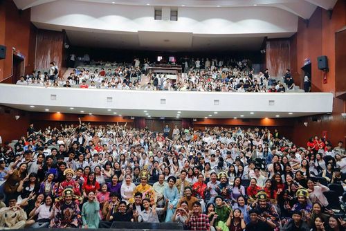 Học sinh chụp ảnh cùng nghệ sĩ sau buổi xem kịch