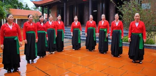Trang phục của người phụ nữ Sán Dìu ở Quảng Ninh. Ảnh: QN