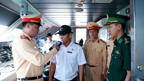 Kiểm soát nồng độ cồn góp phần bảo đảm an toàn tuyệt đối cho hành khách trên tuyến Sa Kỳ - Lý Sơn