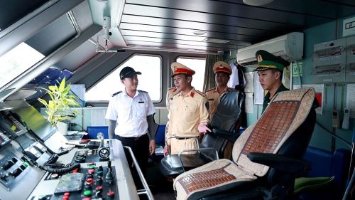 Việc siết chặt kiểm tra, giám sát góp phần bảo đảm mỗi chuyến tàu đến Lý Sơn an toàn, thông suốt