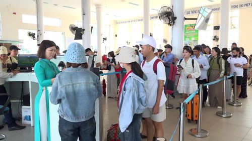 Công tác kiểm tra, làm thủ tục được thực hiện nghiêm ngặt trước mỗi chuyến tàu ra đặc khu Lý Sơn