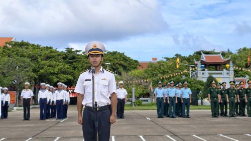 Thượng úy Tạ Hồng Phú đọc "10 lời thề danh dự của Quân đội nhân dân Việt Nam"