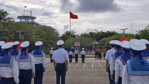 Lễ chào cờ thiêng liêng trên đảo Trường Sa, thuộc Đặc khu Trường Sa (tỉnh Khánh Hòa)