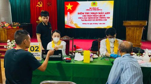 Cơ quan chức năng tiến hành thu nhận mẫu ADN cho thân nhân liệt sĩ tại xã Mường Cơi