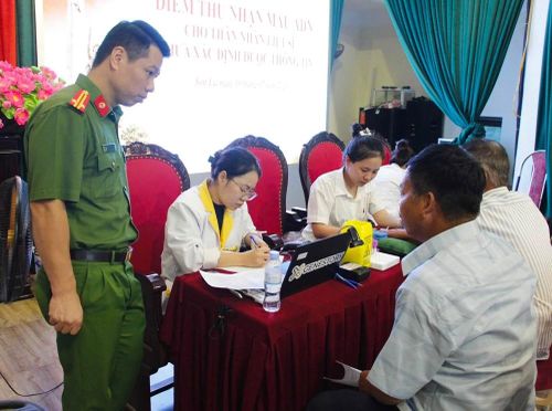 Cơ quan chức năng tiến hành thu nhận mẫu ADN cho thân nhân liệt sĩ tại xã Phù Yên