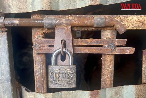 Cửa ra vào luôn trong tình trạng "cửa đóng, then cài"