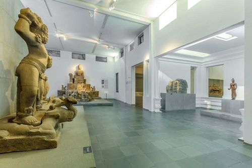 Một góc phòng trưng bày Đồng Dương tại Bảo tàng Điêu khắc Chăm Đà Nẵng. Ảnh: BTĐKCĐN