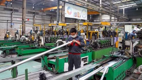 Các chính sách miễn, giảm, gia hạn thuế, phí đã góp phần giảm chi phí đầu vào, hỗ trợ doanh nghiệp vượt qua khó khăn. Trong ảnh: Sản xuất tại Nhà máy thiết bị gia dụng Sơn Hà, khu công nghiệp Phùng, thành phố Hà Nội. (Ảnh: TUỆ NGHI)
