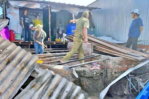 Sạt lở dọc tuyến sông Cửa Lớn (đoạn qua ấp Sa Phô) làm hư hỏng nhà dân.