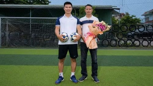 Đại diện Trung tâm Đào tạo Bóng đá Trẻ Bắc Giang và lớp bóng đá N2B Football Cao Bằng trong chương trình tuyển trạch cầu thủ nhí tại Cao Bằng ngày 20/7. (Ảnh: Trung tâm N2B Football Cao Bằng)