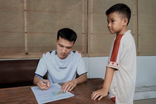 Phụ huynh hoàn thiện thủ tục ký hợp đồng đào tạo cho cầu thủ nhí được tuyển chọn sau chương trình tuyển trạch tại Cao Bằng. (Ảnh: Trung tâm N2B Football Cao Bằng)
