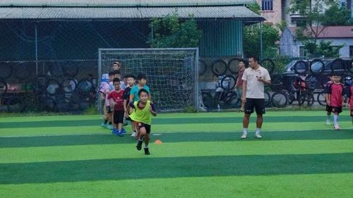 Các lớp bóng đá cộng đồng là nền tảng để trẻ em được tiếp cận bóng đá từ sớm, đồng thời tạo nguồn phát hiện những nhân tố triển vọng. (Ảnh: Trung tâm N2B Football Cao Bằng)