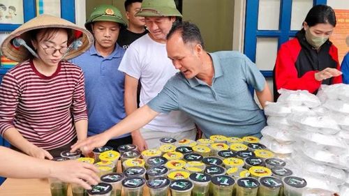 Xã Mường Khoa chuẩn bị những phần cơm cho người dân vùng lũ tại nơi ở tạm.