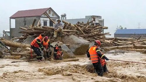 Lực lượng cứu hộ giải cứu người dân mắc kẹt trong lũ dữ ở Mường Than.