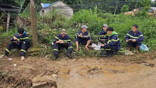 Bữa cơm vội của lực lượng cứu hộ tại hiện trường.