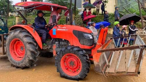 Anh Phan Văn Hoan (bản Mường, xã Than Uyên) trực tiếp lái máy cày của gia đình vào tâm lũ hỗ trợ lực lượng chức năng cứu hộ bà con.