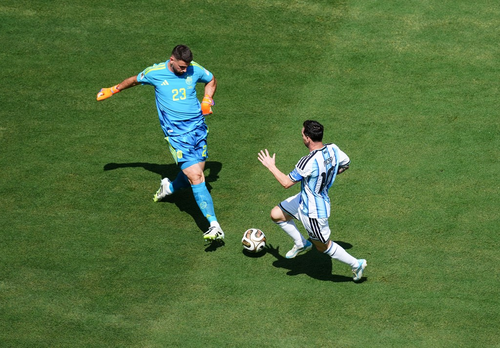 Tình huống thủ môn Simon lao ra ngoài khung thành, ngăn cản pha đối mặt của Messi. Ảnh: AP 
