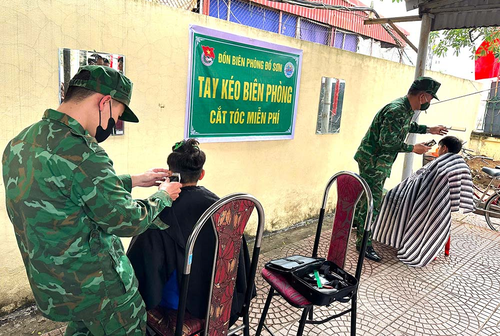 Đồn Biên phòng Đồ Sơn (Bộ đội Biên phòng TP Hải Phòng) tổ chức hoạt động “Tay kéo biên phòng”, cắt tóc miễn phí cho người dân.