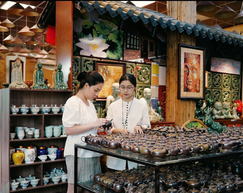 Không gian trưng bày sản phẩm tại làng gốm Bát Tràng (Hà Nội) thu hút du khách tham quan, tìm hiểu. Ảnh: VIỆT TRANG