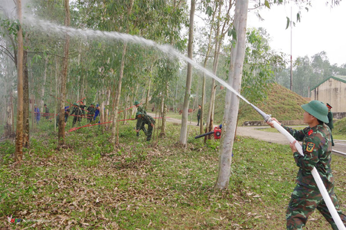 Cán bộ, nhân viên Kho K70 (Bộ CHQS tỉnh Nghệ An) luyện tập phương án chữa cháy rừng ở gần khu vực kho.