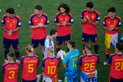 Messi được các cầu thủ Tây Ban Nha vinh danh trên đường nhận huy chương bạc World Cup 2026. Ảnh: AP 