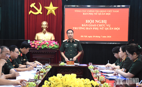Thiếu tướng Trần Ngọc Anh, Phó bí thư Đảng ủy Cơ quan Tổng cục Chính trị, Cục trưởng Cục Chính trị phát biểu tại hội nghị.