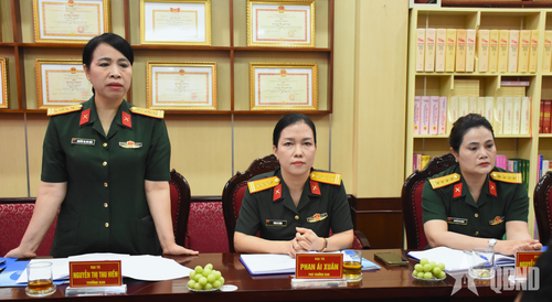Đại tá Nguyễn Thị Thu Hiền phát biểu, bày tỏ cảm ơn trước khi nhận nhiệm vụ trên cương vị công tác mới.