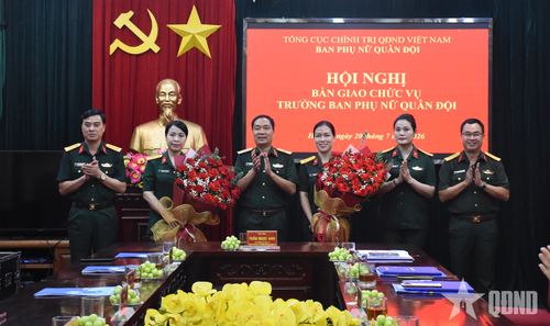 Thiếu tướng Trần Ngọc Anh cùng các đại biểu chúc mừng Đại tá Nguyễn Thị Thu Hiền và Đại tá Phan Ái Xuân.