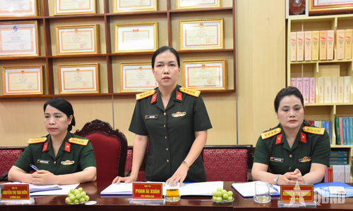 Đại tá Phan Ái Xuân phát biểu nhận nhiệm vụ Phụ trách Ban Phụ nữ Quân đội, bày tỏ quyết tâm cùng tập thể đơn vị hoàn thành tốt nhiệm vụ được giao.