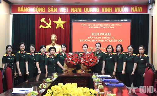 Cán bộ, nhân viên Ban Phụ nữ Quân đội chúc mừng Đại tá Nguyễn Thị Thu Hiền và Đại tá Phan Ái Xuân sau Hội nghị bàn giao chức vụ Trưởng ban Phụ nữ Quân đội.