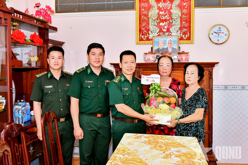 Đoàn công tác tặng quà gia đình Liệt sĩ, Anh hùng LLVT nhân dân Nguyễn Việt Hùng.