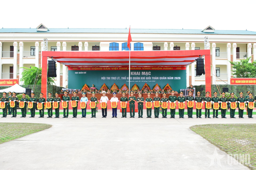 Lãnh đạo Cục Quân khí (Tổng cục Hậu cần - Kỹ thuật) trao cờ lưu niệm tặng các đoàn tham gia hội thi.