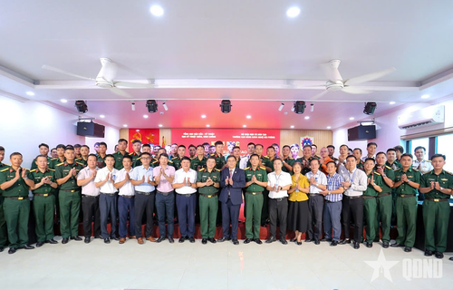 Các đại biểu chụp ảnh cùng các học viên tham gia tập huấn.